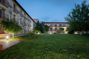 a courtyard of an apartment building with a large yard at Q Hotel in Neptun +22 photos