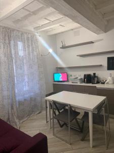 a dining room with a table and a kitchen at Jblago in Arona