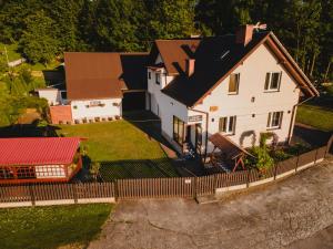 an aerial view of a white house with a fence at Pokoje Gościnne Wróblówka in Laskowa