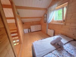 an overhead view of a bedroom in a log cabin at Mazury na Miedzy in Orzyny