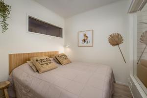 a bedroom with a bed with two pillows on it at Apartment Aurinkoranta D5 saunallinen kaksio merinäkymällä Kalajoki in Kalajoki