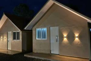 a house with two lights on the side of it at Chalés EduCarMo in Ametista do Sul