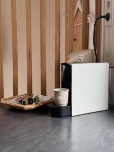 a microwave sitting next to a tray of food next to a table at T2 Cosy in Mende