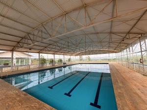 a large swimming pool with a large ceiling at Eventos e Hospedagem São José in Sorocaba