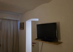 a flat screen tv sitting on a wall at L'Albore in Costigliole Saluzzo