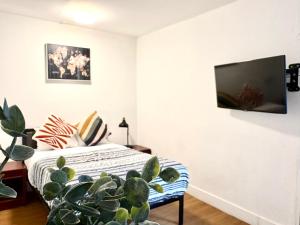 a bedroom with a bed and a potted plant at Hotel La Residence du Voyageur in Montreal