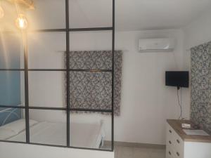 a room with a glass partition with a bath tub at Casa de Playa in Salamina