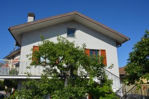 a white house with a tree in front of it at Casa Argi in Camerano
