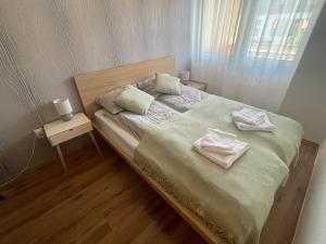a bedroom with a bed with two towels on it at Kosbor apartman in Igricetanya