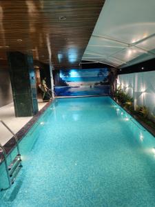 a large swimming pool in a hotel room at HOTEL SNR AURORa in Guntūr