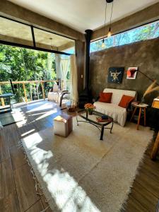 a living room with a couch and a table at Studio Mata dos Curiós in Petrópolis