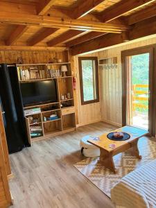 a living room with a coffee table in a cabin at Chalet Des Oursons, Capcir Pyrénées Catalanes in Puyvalador