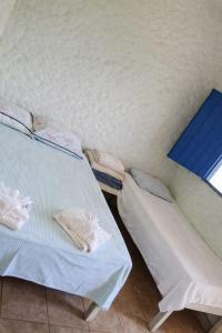 two beds sitting next to each other in a room at Pousada das Cores Cocais in Barão de Cocais