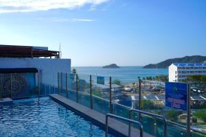a swimming pool with a view of the ocean at Hotel Medellín Rodadero in Santa Marta