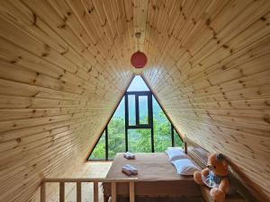 a room with a large window in a wooden wall at Machaxela Skyline in Tsʼkhemlisi