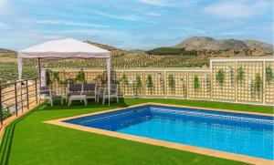 a backyard with a swimming pool and a table and chairs at Casa Rural Don Lope en Priego de Córdoba in El Cañuelo