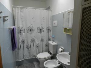 a bathroom with a shower curtain with dandelions on it at Lo de Lili in Puerto Madryn +17 photos