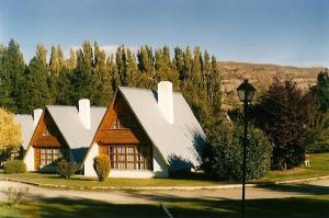 a house with a gambrel roof and a street light at Complejo Villa Azul in Esquel