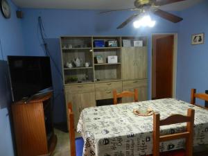 a dining room with a table and a ceiling fan at Lo de Lili in Puerto Madryn