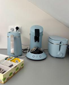 a blender and a toaster sitting on a counter at Monet Garden Retreat in Giverny