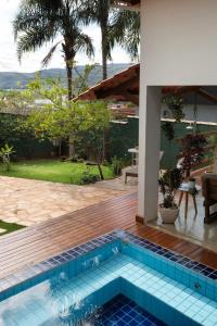 a swimming pool in the middle of a house at Sattva Pousada in Pirenópolis