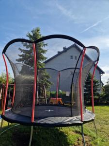 ein Trampolin mit der Spiegelung eines Hauses in der Unterkunft Willa Elf in Karwia