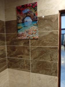 a painting on a wall in a bathroom at Résidence Prestige KGV 1er lot de 14 appartements meublés in Douala +151 photos