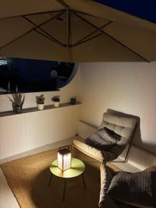 a living room with a couch and a table at La Petite Piété in Faro