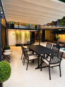 a black table and chairs on a patio at Reserva Itay in Luque