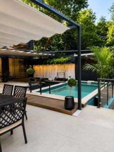 a patio with a swimming pool and an umbrella at Reserva Itay in Luque
