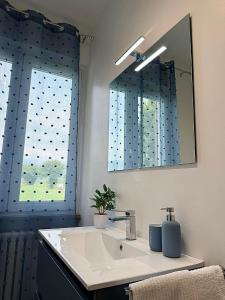 a bathroom with a sink and a mirror at Le 4 Rondini in Spello