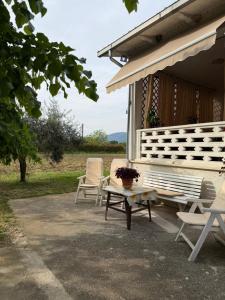 a group of chairs and a bench on a porch at Le 4 Rondini in Spello