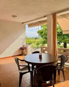 a dining room with a table and chairs and a window at Le 4 Rondini in Spello