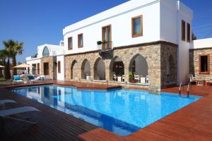 a swimming pool in front of a villa at saraya otel in Bodrum City