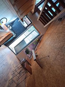 an overhead view of a kitchen with a window at Alpinas del bosque II in Maldonado