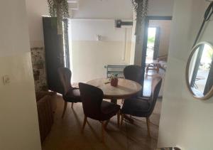 a dining room with a table and chairs and a mirror at Brise de Mer Azur in Djibouti