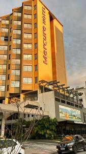 a large building with a sign on the side of it at Suíte Master Particular Alto Padrão com Vaga e Estrutura de Hotel em Florianópolis in Florianópolis