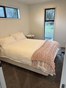 a bedroom with a bed and a window at Cottage Lifestyle in Fernside