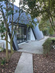 a house with a large window on the side of it at Cottage Lifestyle in Fernside
