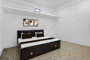 a bedroom with a bed in a white room at SPOT ON Pk Hotel & Restaurant in Meja +33 photos