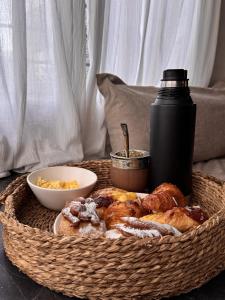a basket of bread and a drink and a bowl of food at Aurea san antonio in San Antonio de Arredondo
