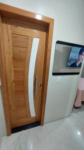a wooden door with a tv on top of it at Apartamento próximo ao Bumbódromo in Parintins