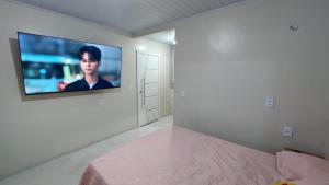 a room with a flat screen tv on a wall at Apartamento próximo ao Bumbódromo in Parintins