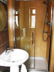 Een badkamer bij Ma Dwyer's Guest Accommodation