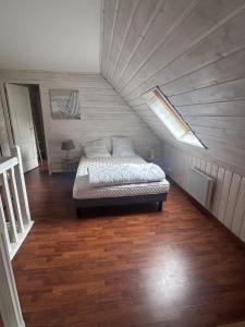 a bedroom with a bed in a attic at Maison chaleureuse proche plage et forêt in Neufchâtel-Hardelot