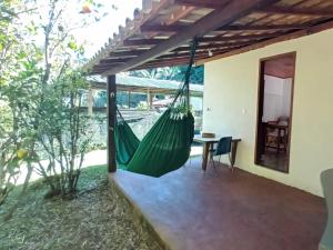 a hammock in the living room of a house at Casa Águas do Céu de Lumiar in Nova Friburgo