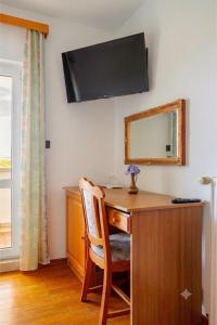 a desk with a mirror and a desk with a chair at Villa Bunta in Sutivan