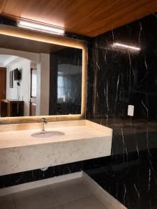 ein Badezimmer mit Waschbecken und Spiegel in der Unterkunft Royal Express Chilpancingo in Chilpancingo de los Bravos