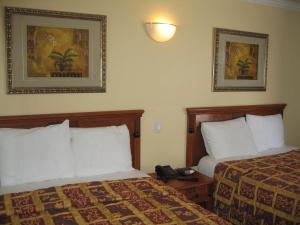 מיטה או מיטות בחדר ב-Tower Motel Long Beach