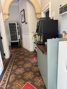 a kitchen with a counter with a tv on a counter sidx sidx at Charlie Hotel in London